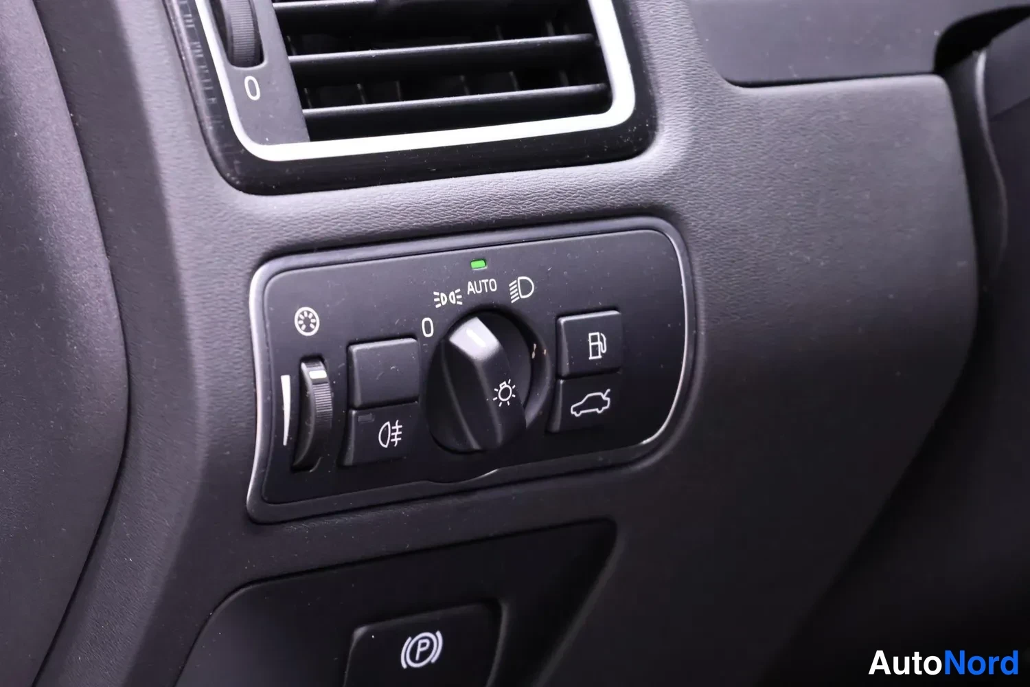 Muu: Kojelauta: valaistuskytkin ja symbolit, AUTO-merkki, -merkki, ovigripainike ja pysäköintijarrupainike.