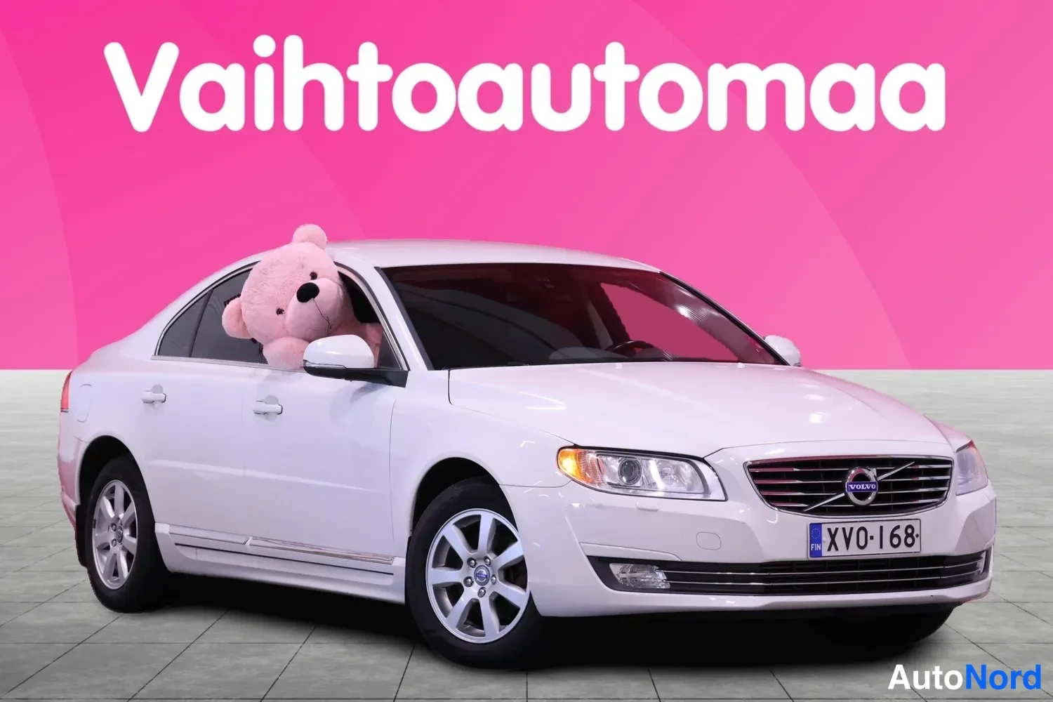 Etuviisto, nokka oikealle: Valkoinen Volvo S80 -sedan kulmasta edestä oikealta kuvattuna, rekisterikilpi XV0-168.