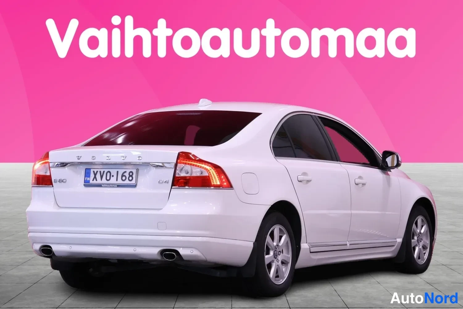 Takaviisto: Valkoisen Volvo S80 -sedan takaosa ja oikea sivu kolmannelta kulmalta, rekisterikilpi XV0-168, peräessä S80- ja D4-merkinnät.