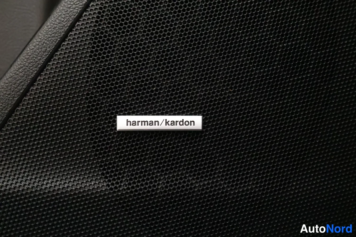 Yksityiskohta: Musta kaiuttimen ritilä harman/kardon-merkinnällä.