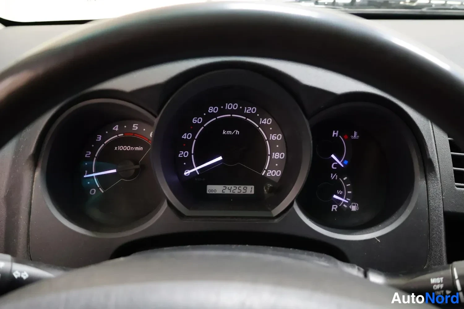 Muu: Odometri mittaristossa lukee km-luvun 242591; nopeusmittari skaalattu 200 km/h saakka ja mittarit punatulilla.