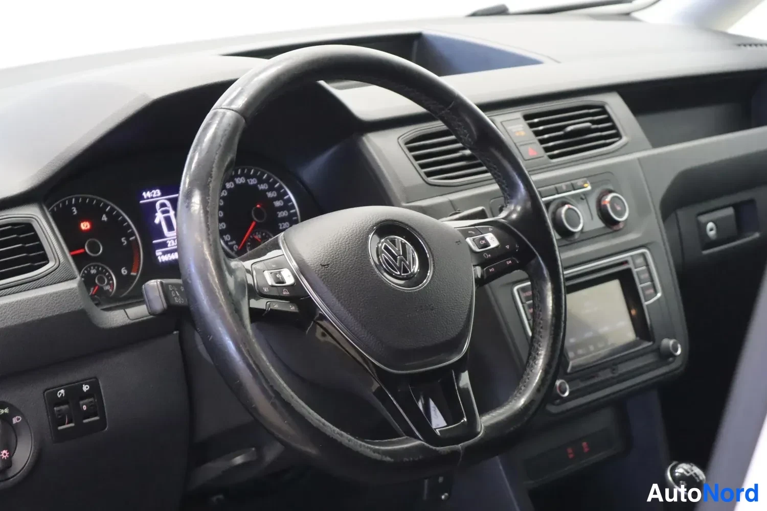 Muu: Ohjaamon kojelauta ja Volkswagen-merkillinen monitoimiohjauspyörä, taustalla mittaristo ja infotainment-näyttö.