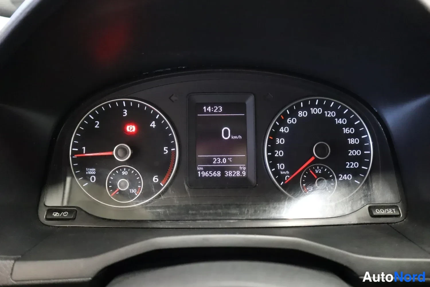 Yksityiskohta: Mittaristo, jonka näytössä lukema 196568 km, lämpötila 23,0 °C ja kellonaika 14:23.