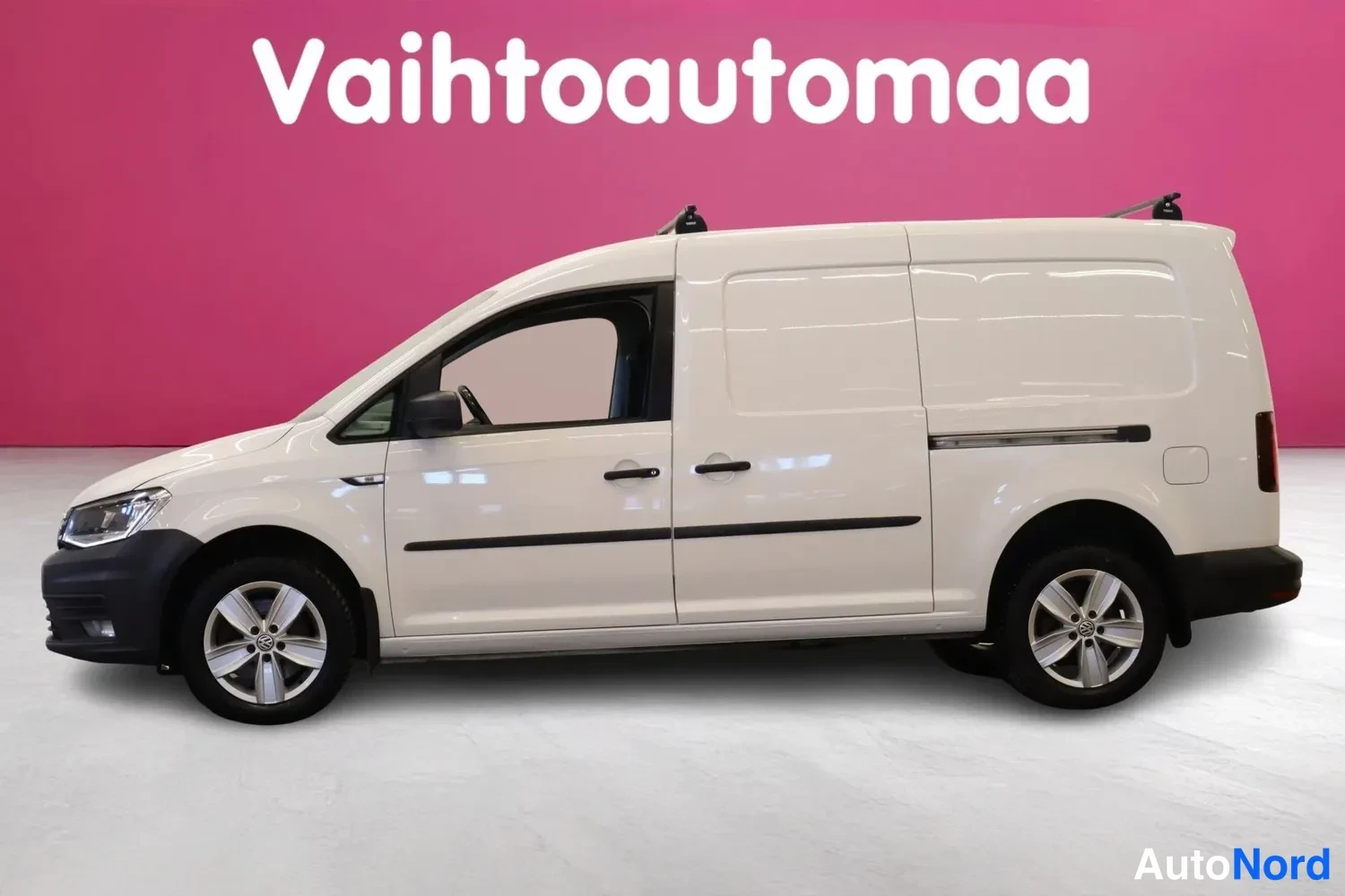 Etuviisto, nokka vasemmalle: Valkoisen pakettiauton kylki ja keulan etupää vasemmalla, kattotelineet päällä.