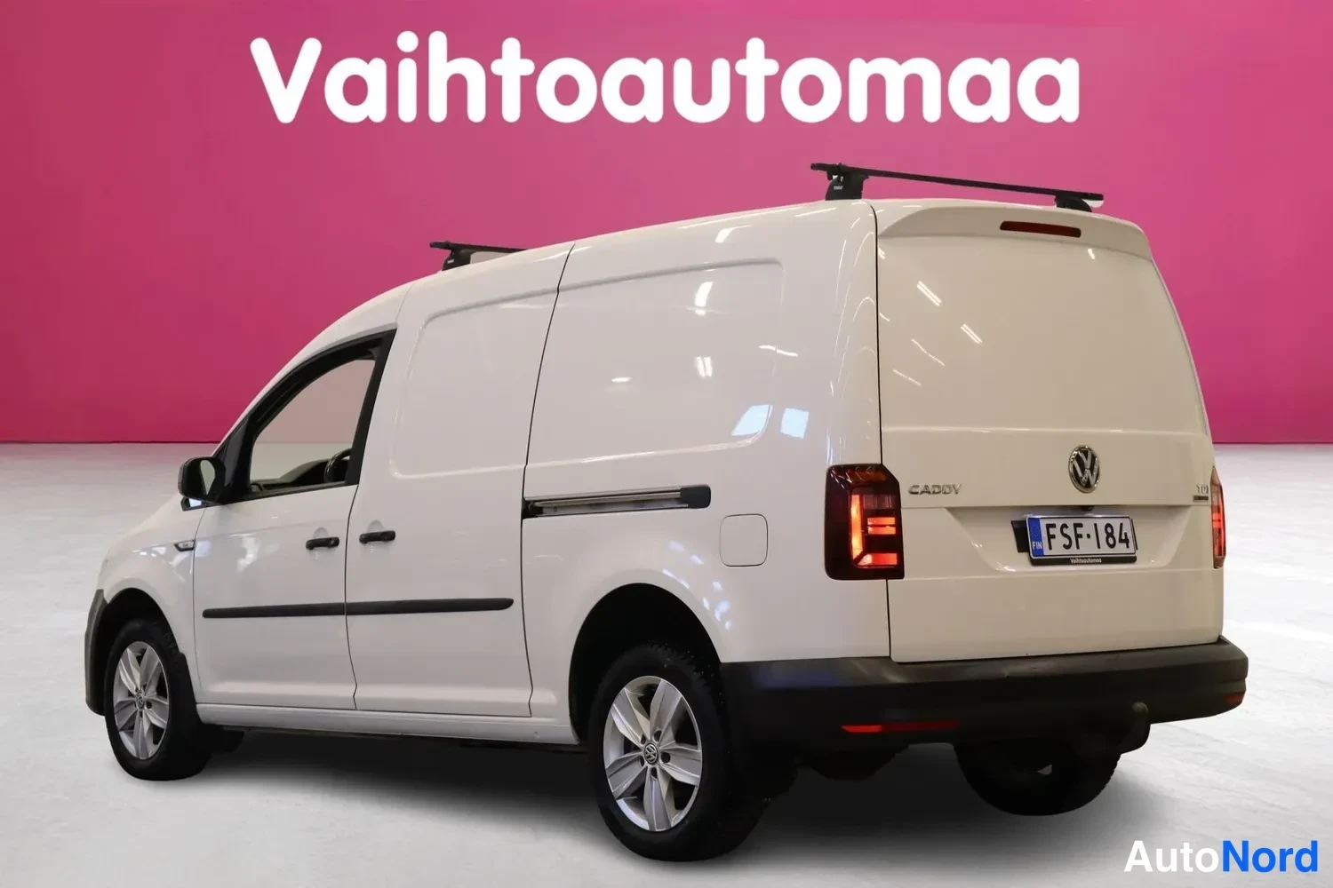 Takaviisto: Valkoisen pakettiauton takaosa ja vasen kylki rekisteritunnuksella.