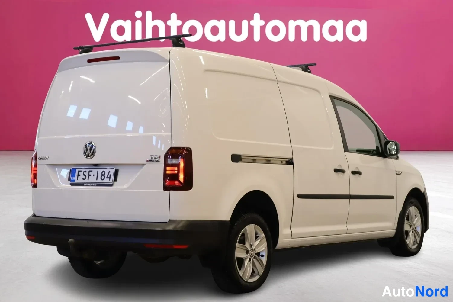 Takaviisto: Valkoisen pakettiauton takaosa ja oikea kylki rekisteritunnuksella.