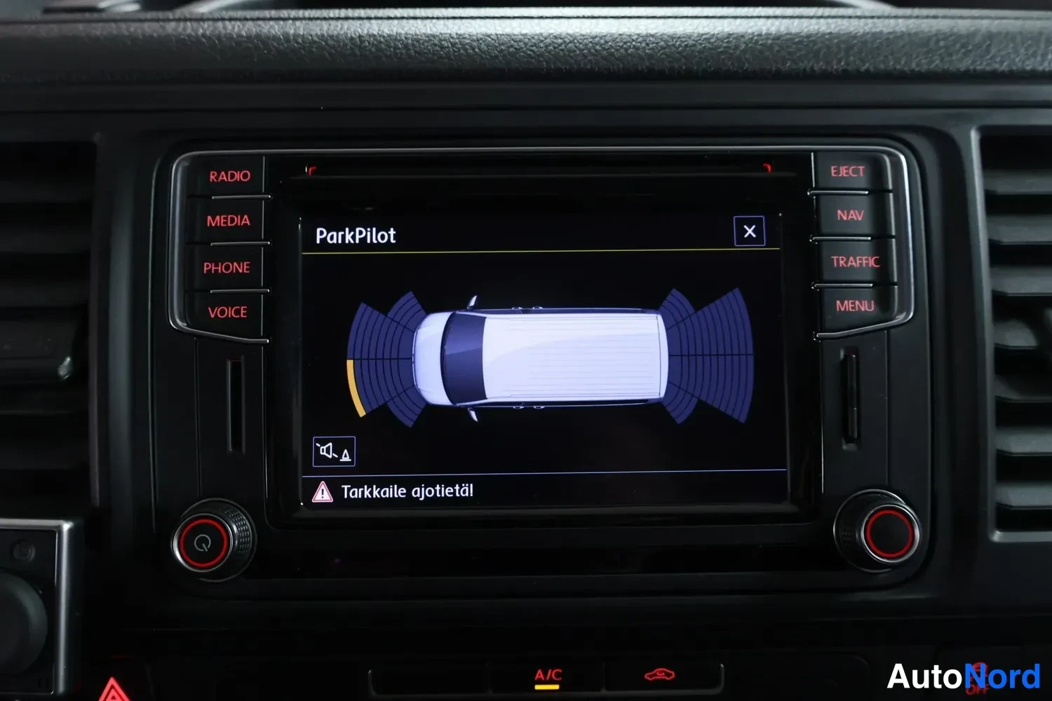 Muu: Radio-/multimediajärjestelmän näyttö, jossa ParkPilot-kaistapaikannus, ohjausnäppäimet RADIO, MEDIA, PHONE, VOICE, NAV, EJECT, TRAFFIC, MENU sekä A/C-nappi. Tek