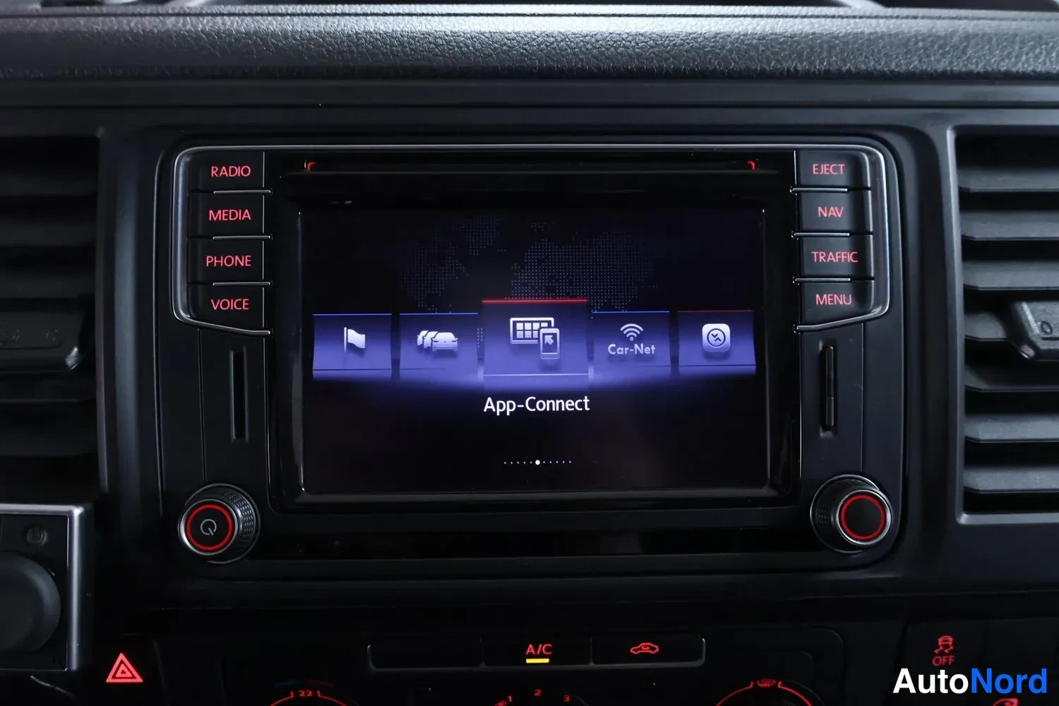Muu: Volkswagenin radio-navigointiyksikön näyttö, jossa valittuna App-Connect ja Car-Net.