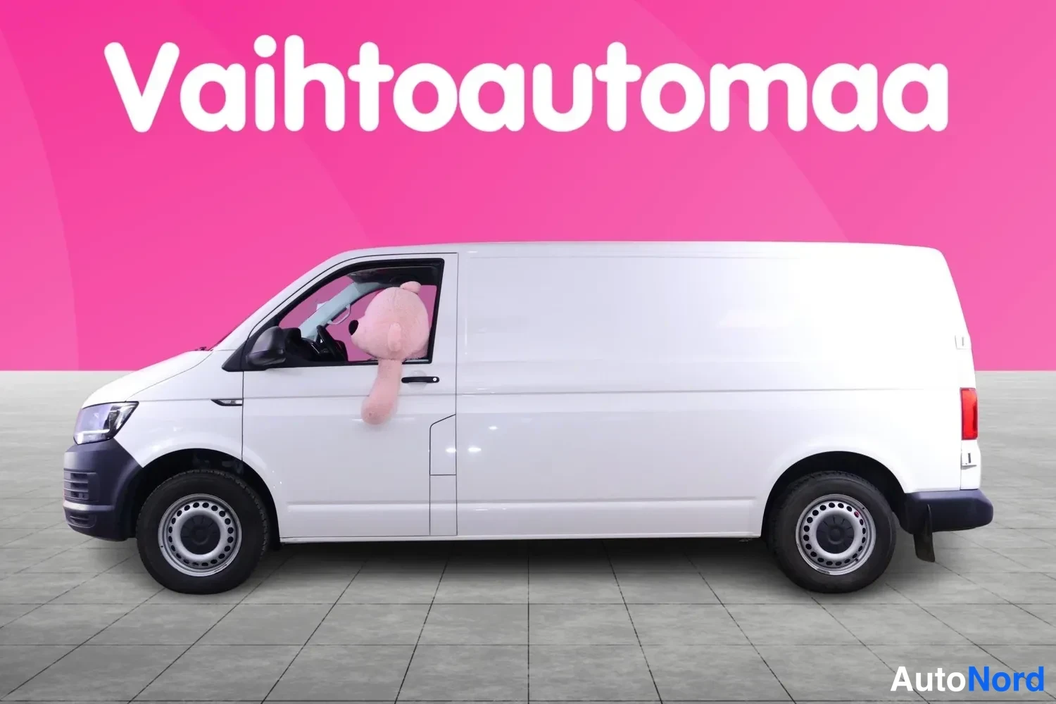 Sivulta: Valkoinen pakettiauto sivulta vasemmalta katsottuna