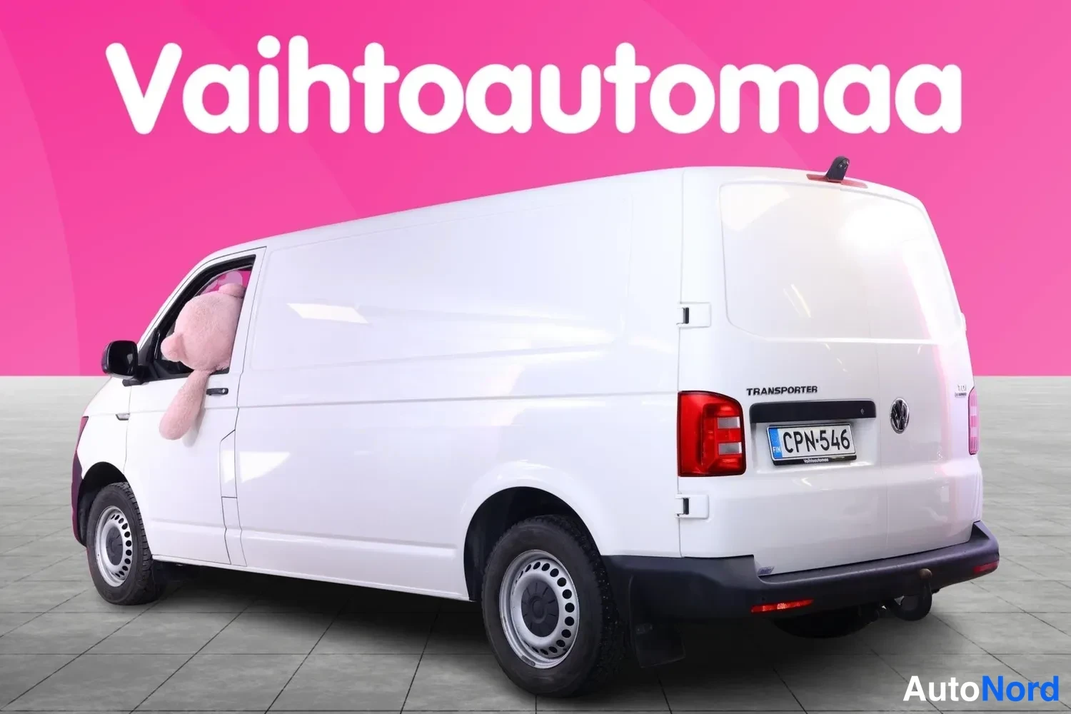 Takaviisto: Valkoinen pakettiauto takaa viistosta, rekisterikilpi.