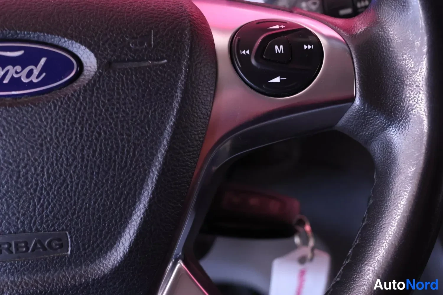 Muu: Ratin oikea puoli: Ford-logo, AIRBAG-teksti, monitoimipainikkeet M ja äänenvoimakkuus/kanavapainikkeet, takana avaimenperä.