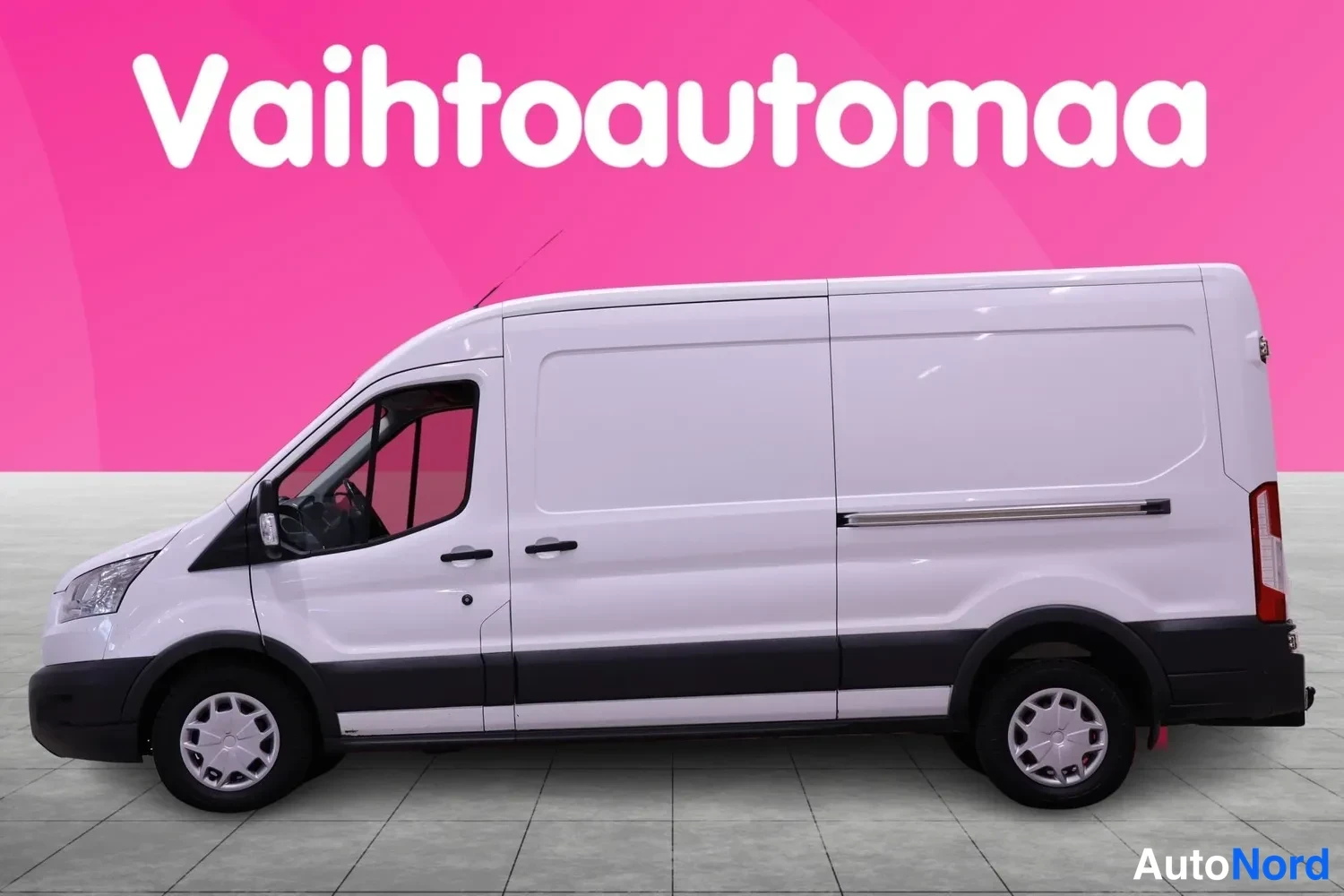 Sivulta: Pakettiauton sivuprofiili vasemmalta valkoinen Ford Transit, liukuovi ja mustat puskurit näkyvissä.