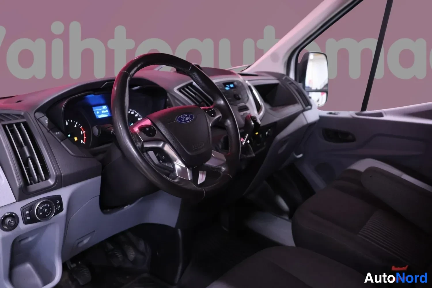 Muu: Ford Transitin ohjaamo: ratti Ford-emblemillä, mittaristo ja kojelauta
