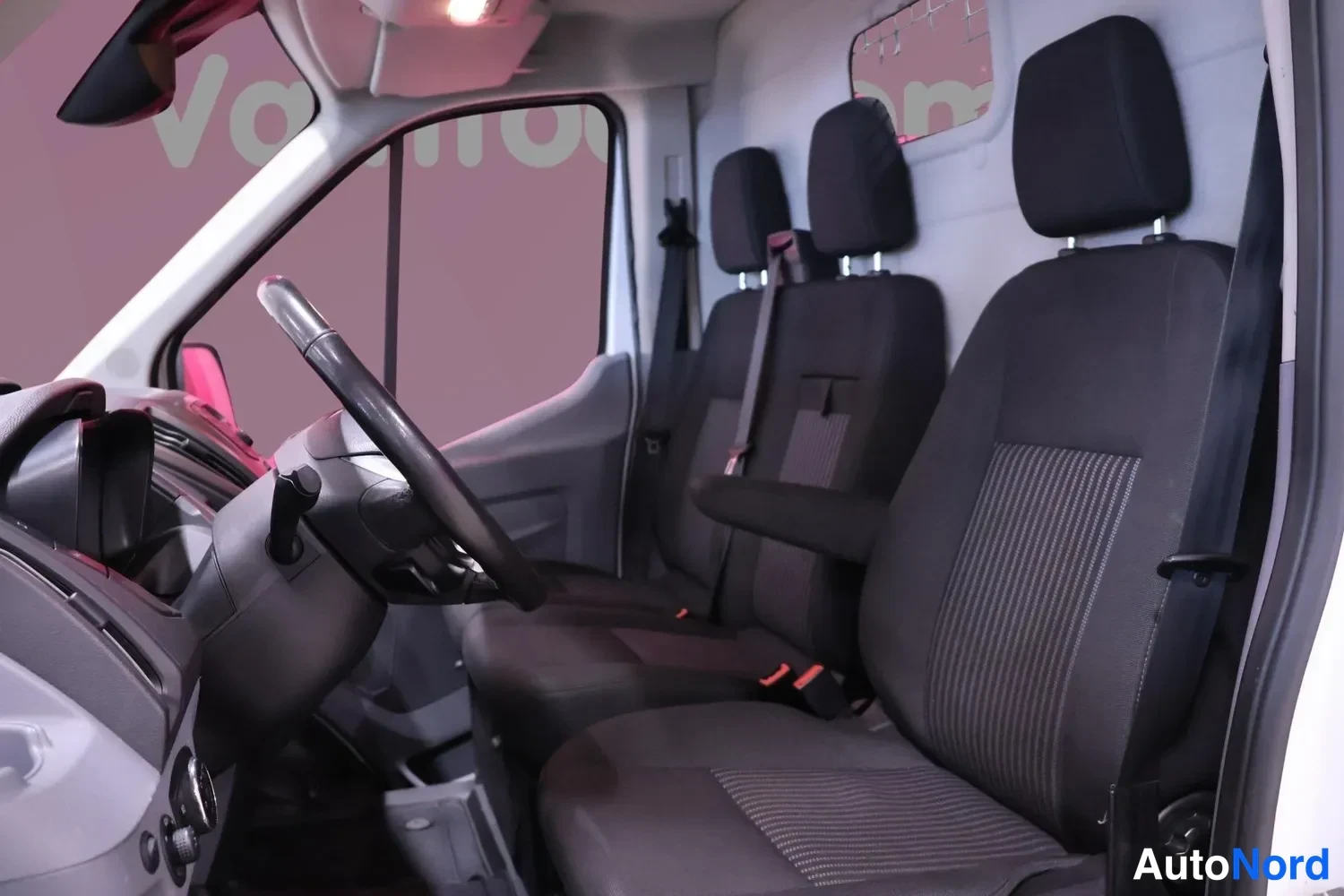 Muu: Ford Transitin sisätila etupenkeiltä: kolme istuinta tummassa kankaassa