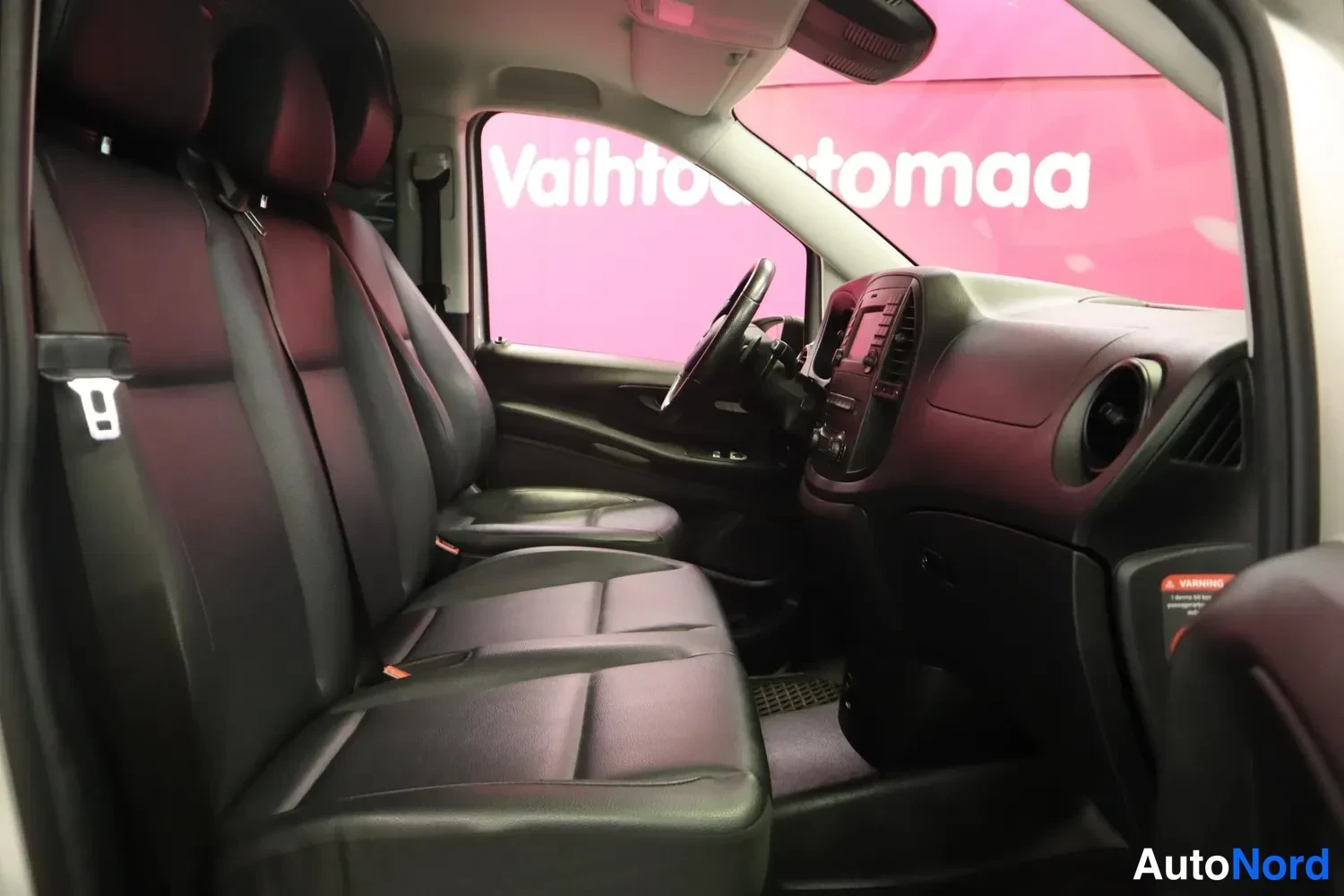 Muu: Matkustamo vaaka-asennossa otettuna, näkyvät etumatkat, ratinosa, kojelauta ja radiopaneeli.