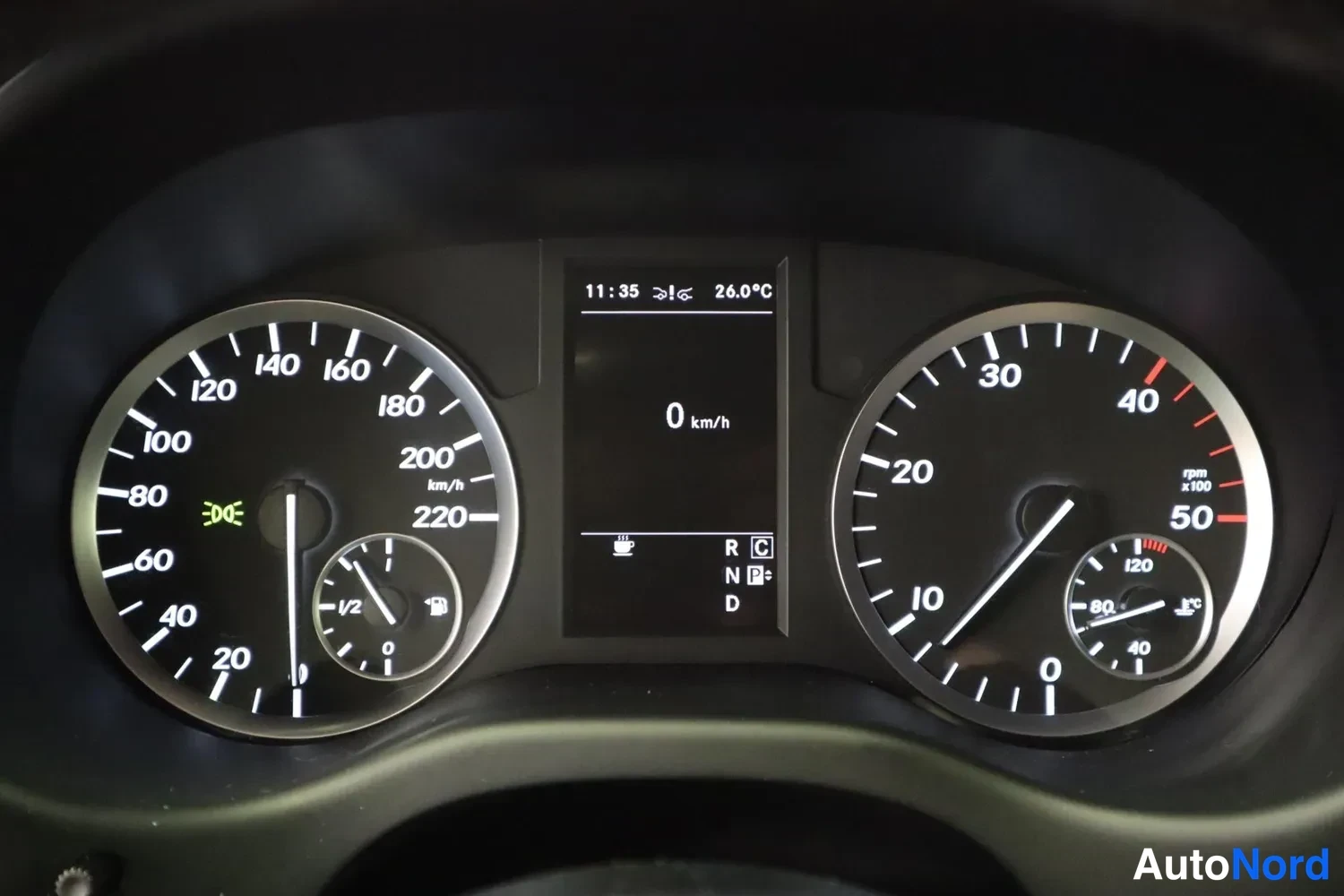 Muu: Mittaristo: nopeusmittari asteikolla 20–220 km/h, kierroslukumittari 0–50 x100 rpm, polttoaine- ja lämpötilamittarit sekä keskellä näyttö, jossa lukee 11:35, 26