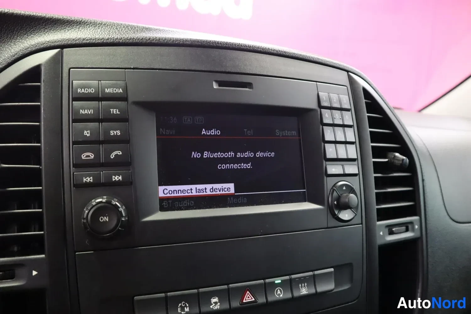 Muu: kojelaudan näytöllä teksti 'No Bluetooth audio device connected.' ja 'Connect last device'