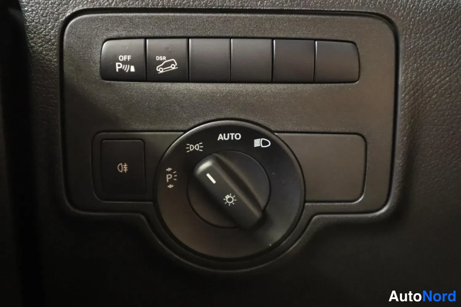 Muu: Ohjaamon valokytkin AUTO-asennossa ja parkkiapin OFF-nappi.