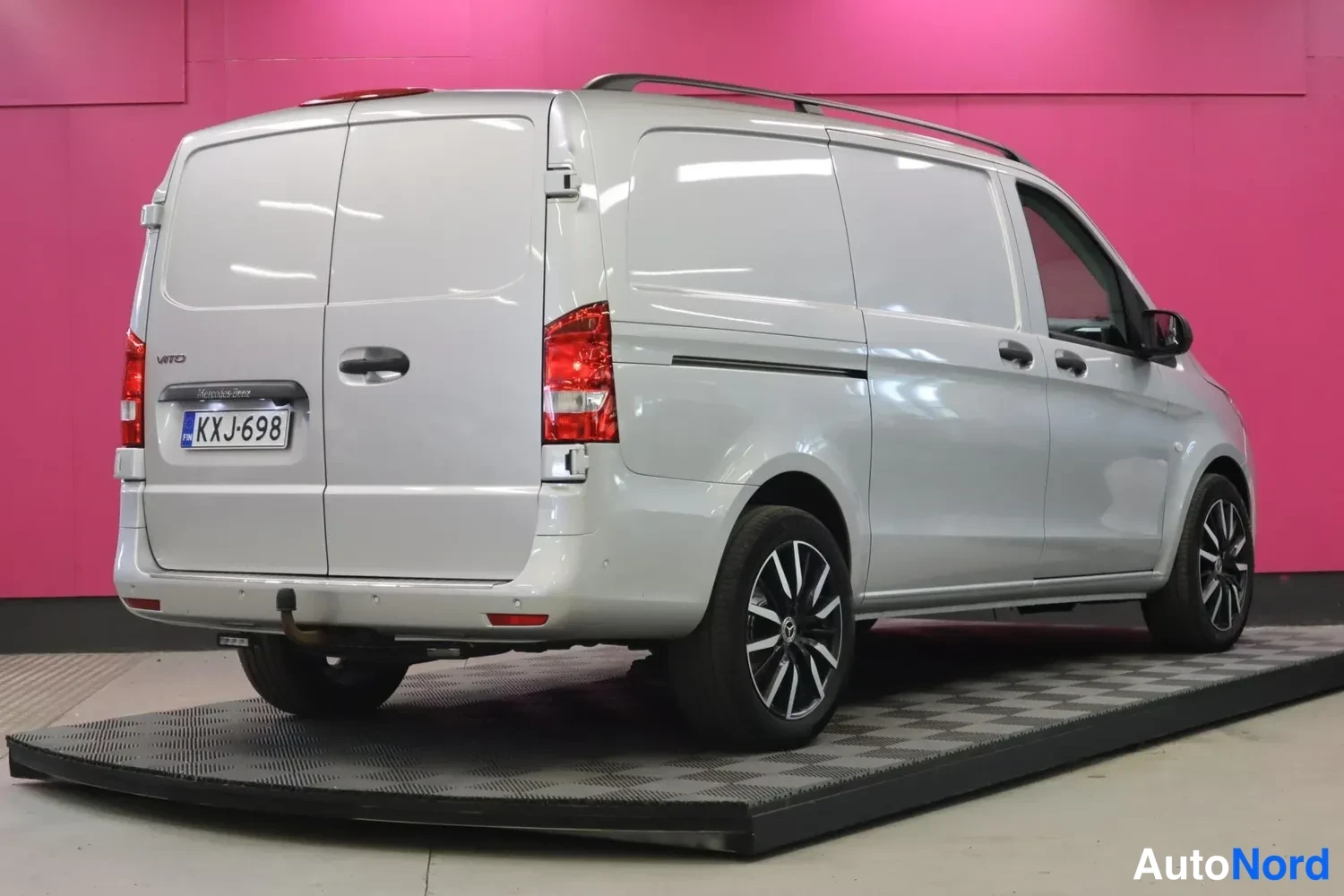 Takaviisto: Mercedes-Benz Vito -pakettiauto kuvattu takaviistosta vasemmalta: näkyvät takaportit, rekisterikilpi, vasen kylki ja alumiinivanteet.