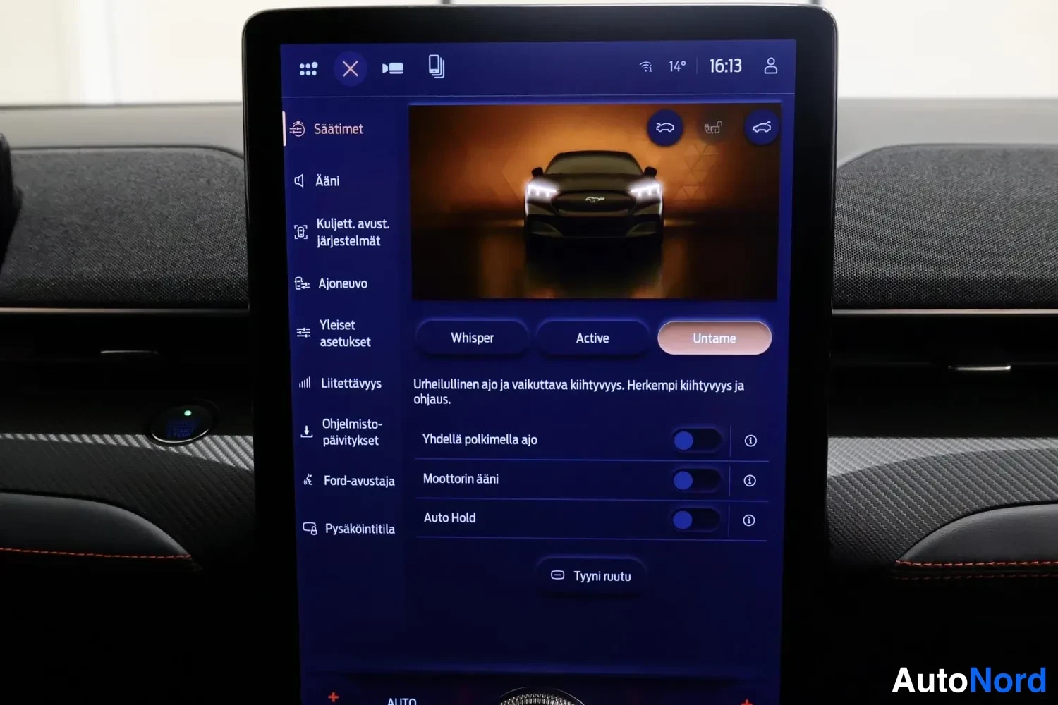 Muu: Auton keskikonsolin suuri infotainment-näyttö ajoneuvon asetusvalikossa; valittuna ajotila Untame, ja näytössä kuvake autosta sekä valinnat Whisper, Active ja U