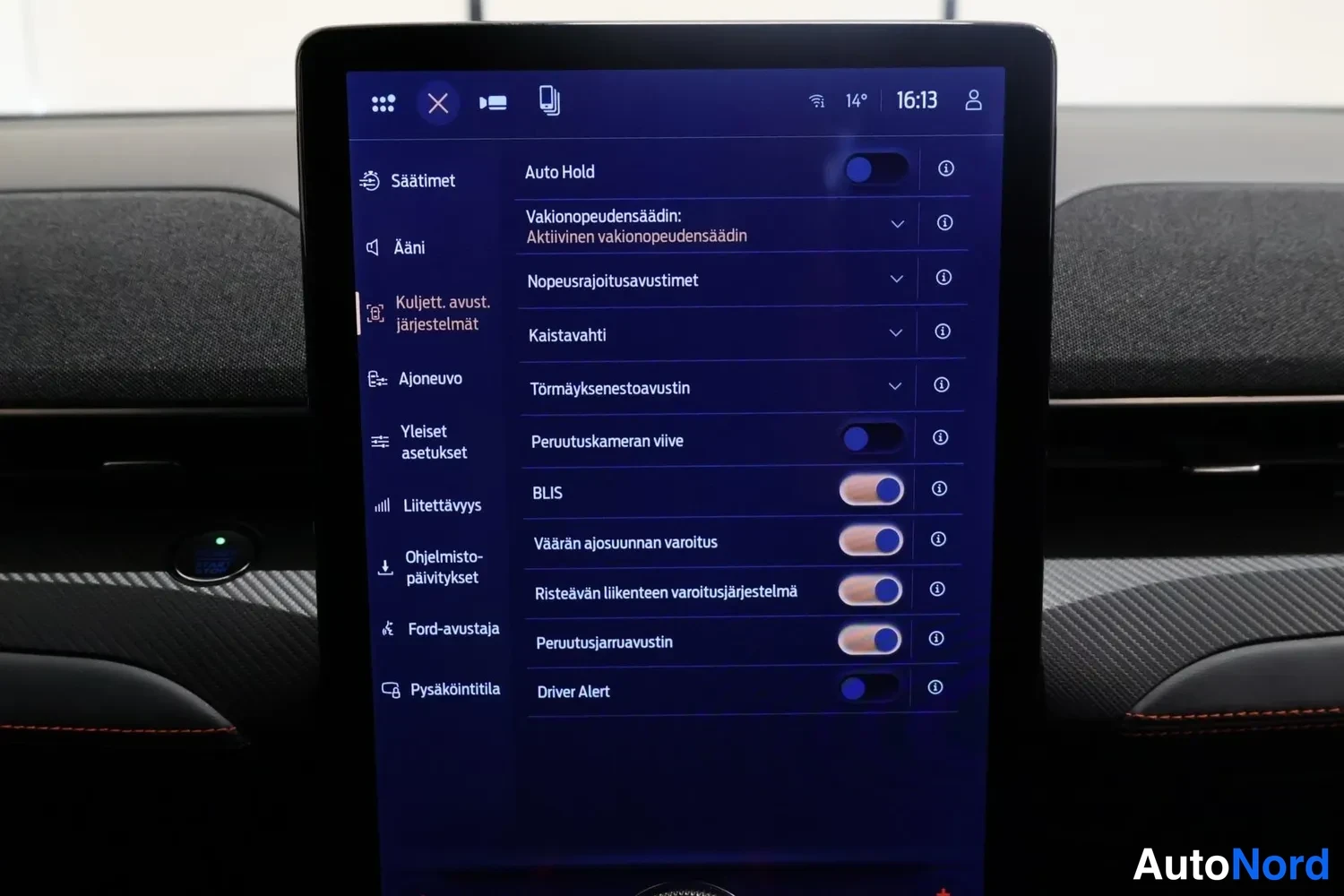 Muu: Infotainment-näyttö kuljettajan avustusjärjestelmien asetusluettelossa; kohtien BLIS, väärän ajosuunnan varoitus, risteväan liikenteen varoitusjärjestelmä ja pe