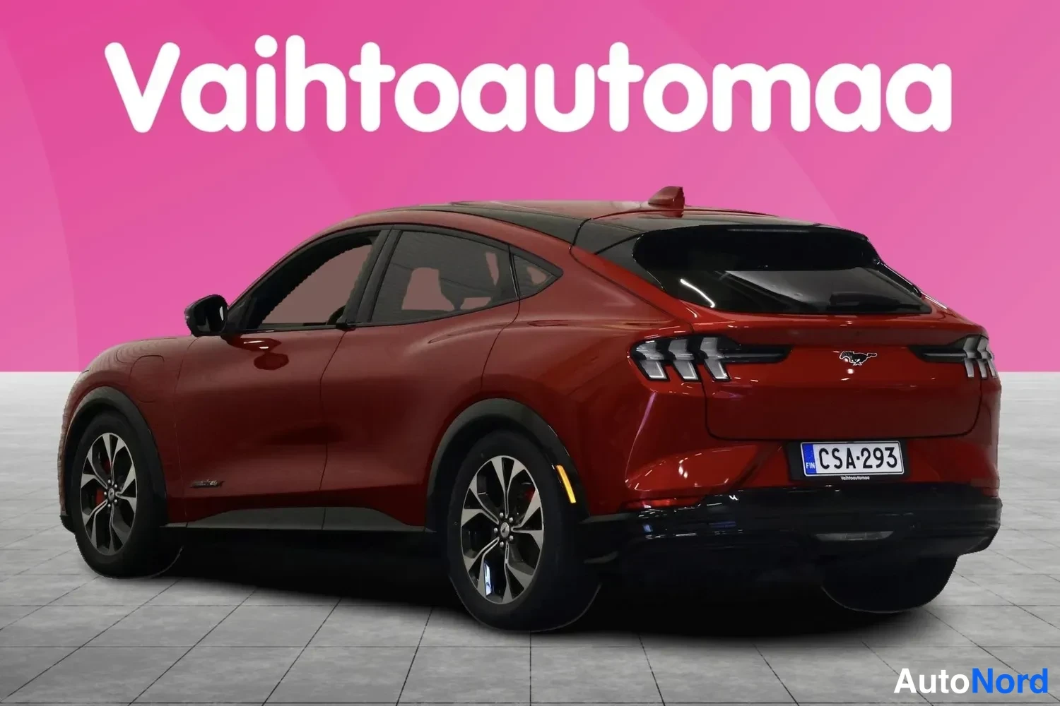 Takaviisto: Punaisen Mustang Mach-E:n takaosa kolmelta neljäsosaa oikealta, rekisteri.