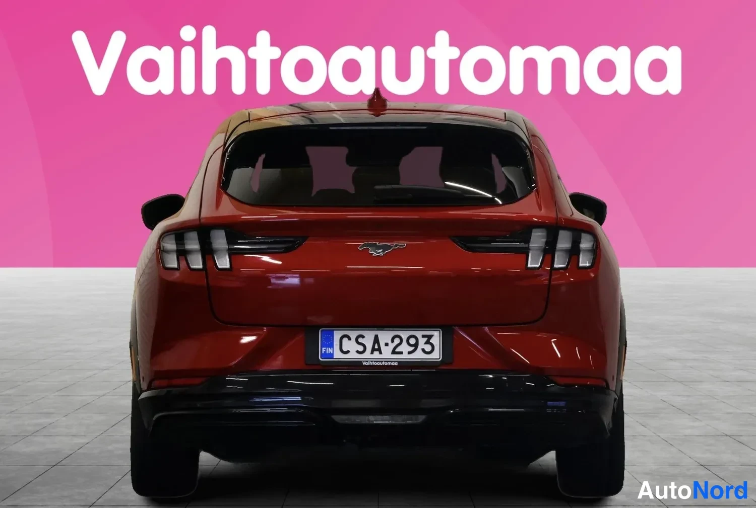 Takaa: Punaisen Mustang Mach-E:n takapää suoraan takaa, rekisteri.