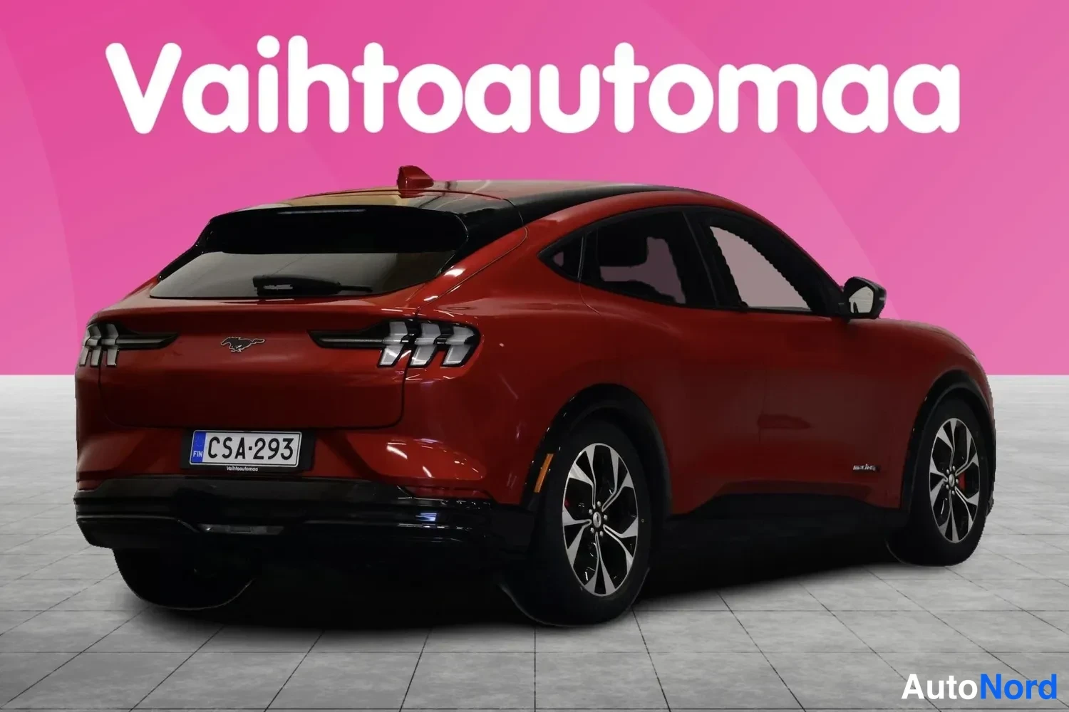 Takaviisto: Punaisen Mustang Mach-E:n takaosa kolmelta neljäsosaa vasemmalta, rekisteri.