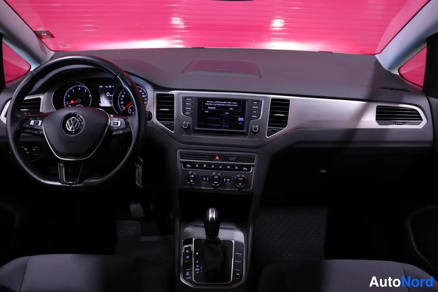 Muu: Kojetaulu Volkswagenissa: ratti, mittaristo, infotainment-näyttö, automaattivaihteen valitsin ja ilmastointilaitteet.