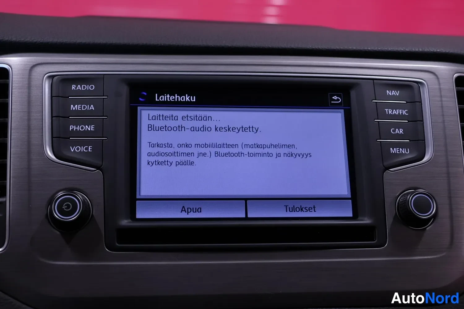 Yksityiskohta: Infotainment-näyttö näyttää Laithehaku-valikon Bluetooth-laitteiden etsimiseksi.