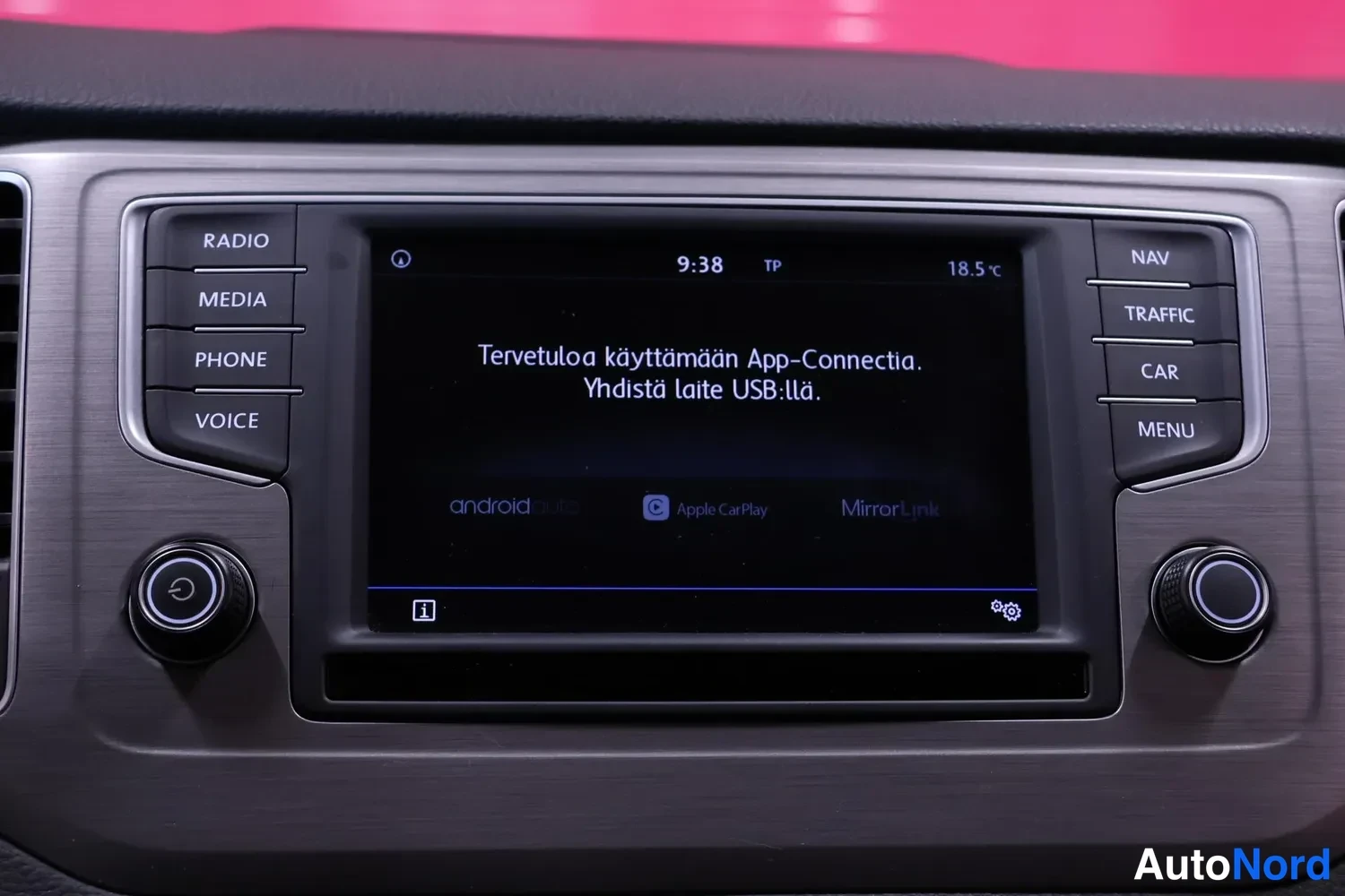 Yksityiskohta: Infotainment-näyttö näyttää App-Connectin App-Connectia ja USB:n yhdistämisohjeen Android Auto ja Apple CarPlay. Aika 9:38 ja 18.5 °C näytön yläreunassa.