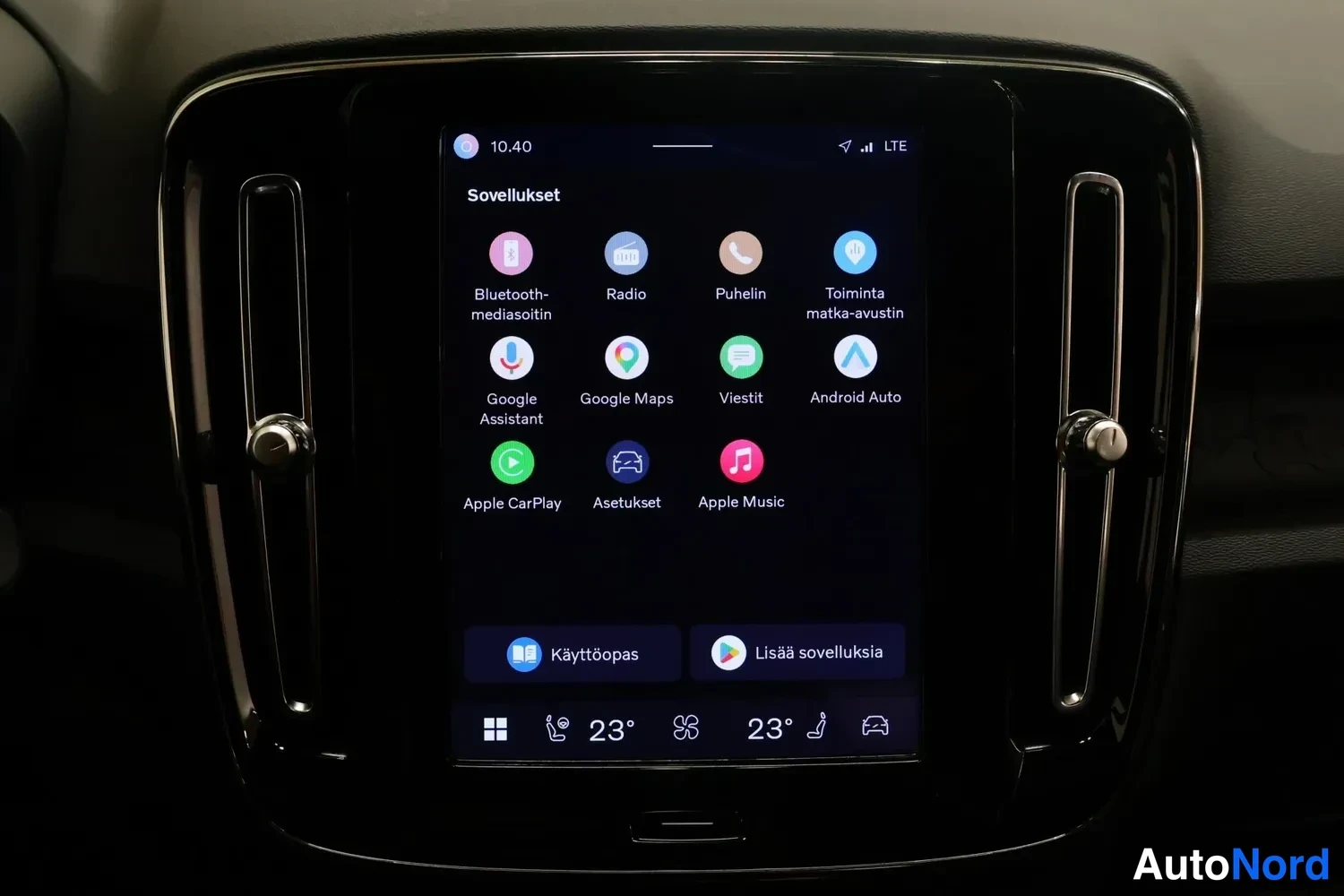 Muu: Keskikonsolin näyttö Sovellukset-valikossa: Bluetooth-mediasoitin, Radio, Puhelin, Toiminta matka-avustin, Google Assistant, Google Maps, Viestit, Android Auto,