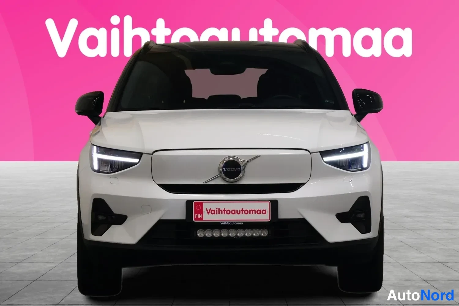 Edestä: Valkoinen Volvo XC40 suoraan edestäpäin.