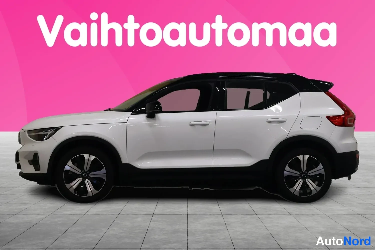 Etuviisto, nokka vasemmalle: Valkoinen Volvo XC40 etukulmasta, keula vasemmalla; musta kontrastikatto ja kevytmetallivanteet.