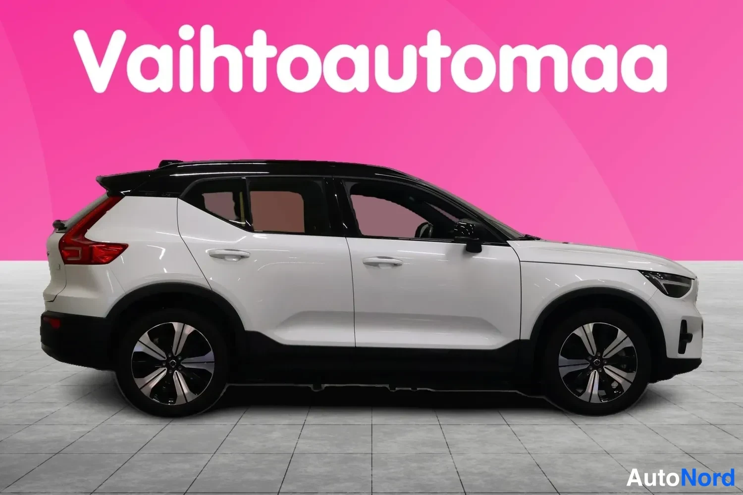 Etuviisto, nokka oikealle: Valkoinen Volvo XC40 etukulmasta, keula oikealla; musta kontrastikatto ja kevytmetallivanteet.