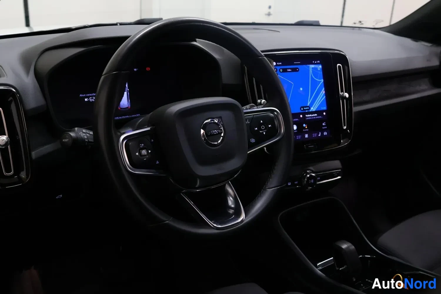Muu: Volvo-ohjauspyörä, digitaalinen mittaristo ja keskinäytön karttanäkymä