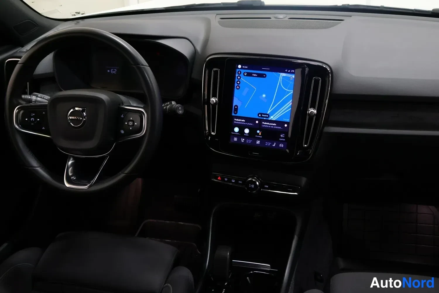 Muu: Ohjaamo etualalta: Volvo-ohjauspyörä ja pystysuora keskinäyttö karttanäkymällä