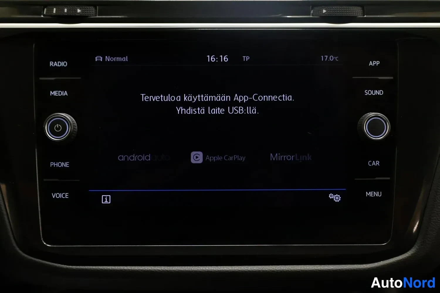 Yksityiskohta: Infotainment-näyttö App-Connect-valikossa, jossa lukee 'Tervetuloa käyttämään App-Connectia. Yhdistä laite USB:llä.' sekä Android Auto-, Apple CarPlay- ja Mirro