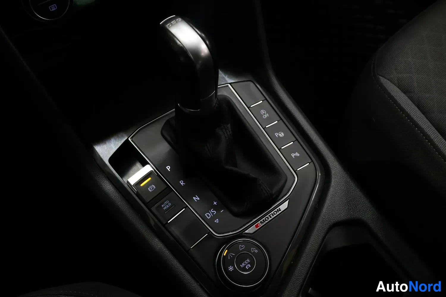 Yksityiskohta: Auton keskikonsolin automaattivaihteen keila P R N D S ja muistipainikkeet, AUTO HOLD -painike, ajotilavalitsin ja 4MOTION-merkintä.