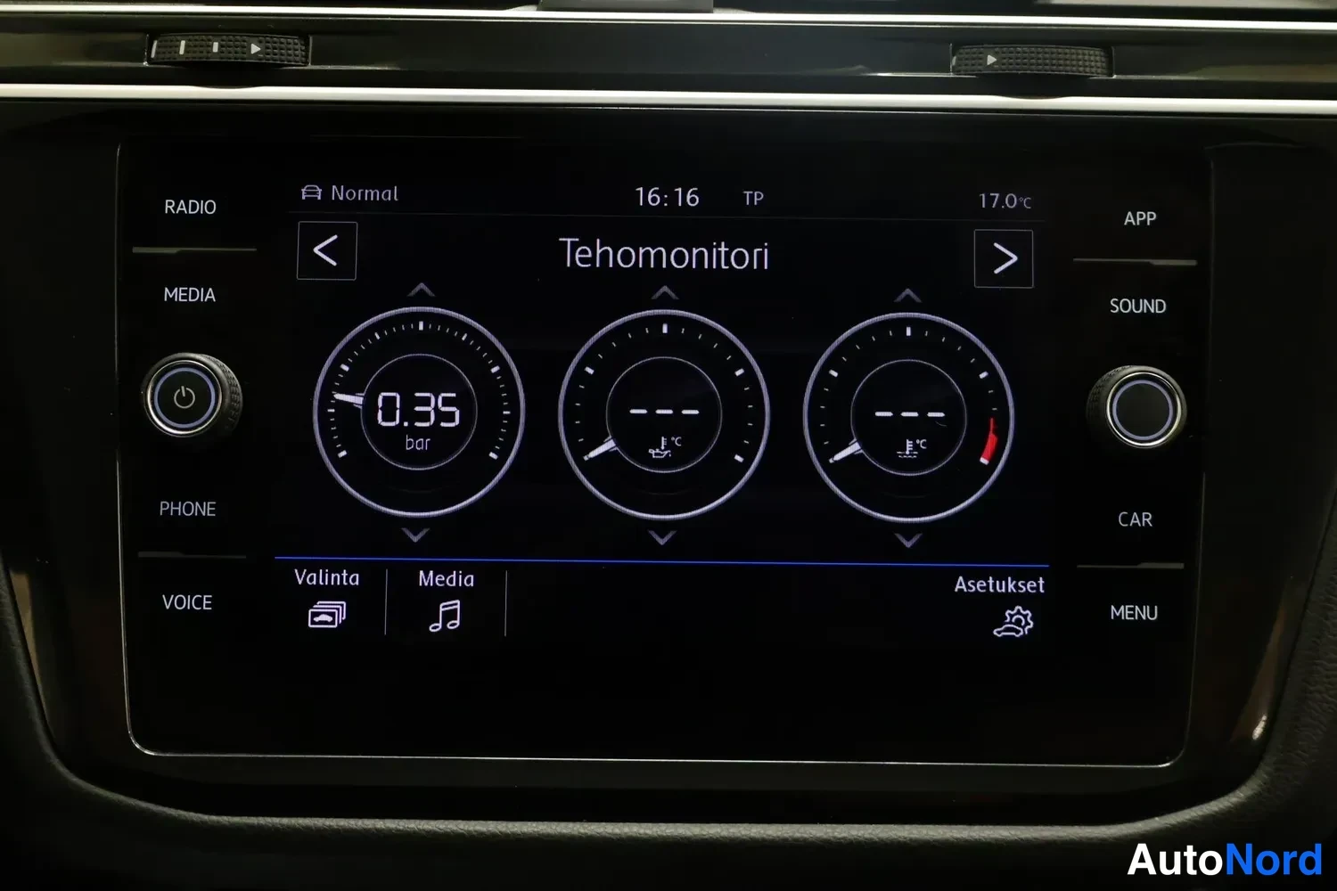 Muu: Auton kojelaudan infotainment-näyttö, jossa näkyy Tehomonitori ja kolme mittaria, kellonaika 16:16.