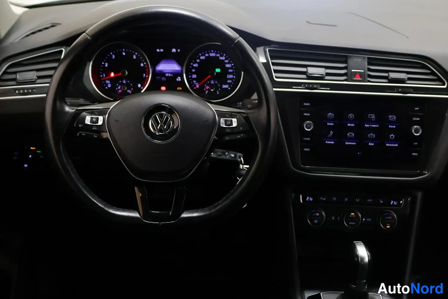 Muu: Autojen sisätilan ohjaamossa: Volkswagenin ohjauspyörä, mittaristo ja keskinäyttö ruudulla valikoiden Radio, Media, App-Connect ja Navi kanssa.