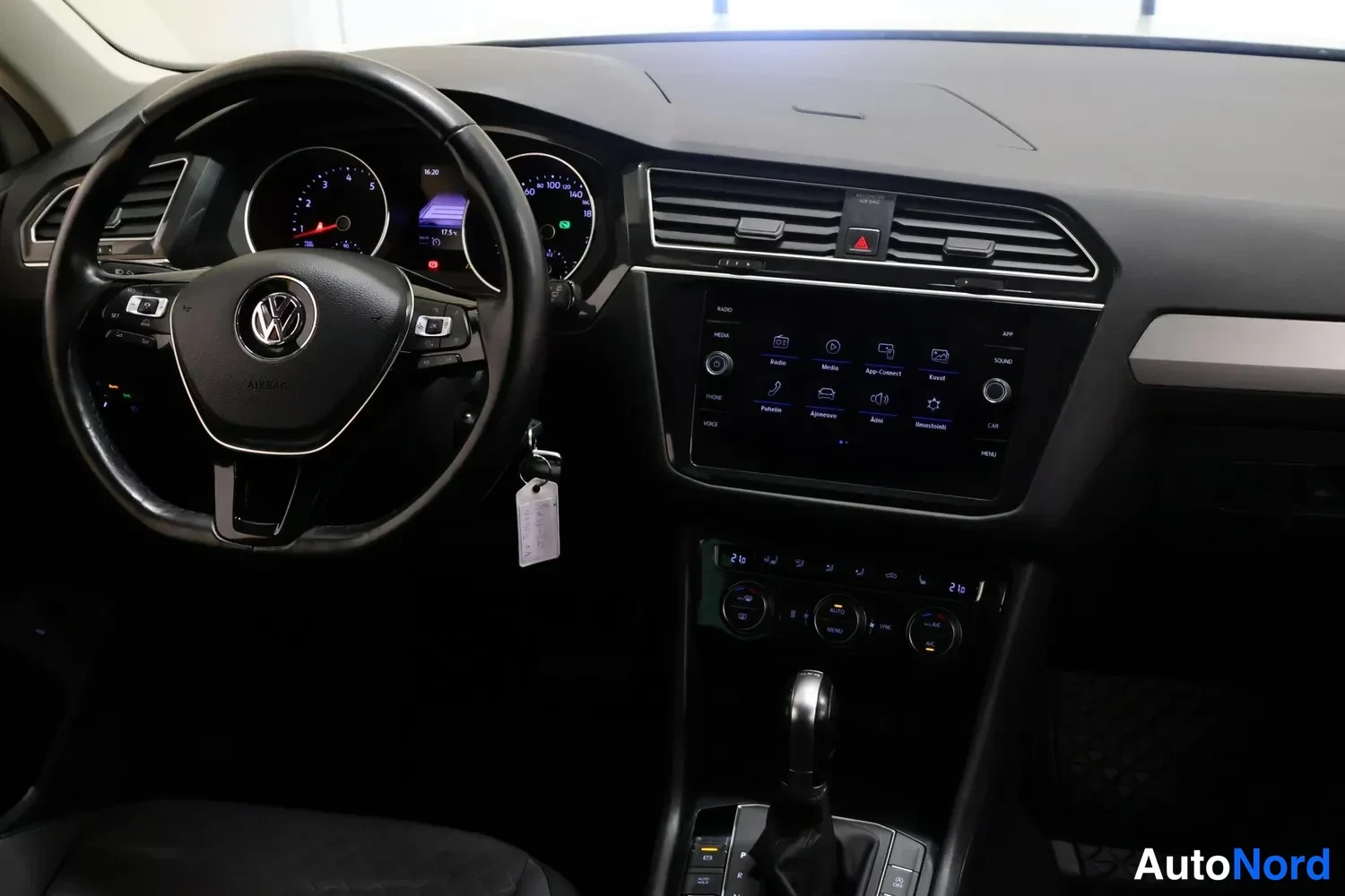 Muu: Volkswagen-ohjauspyörä, mittaristo, kosketusnäytöllinen radiopaneeli ja automaattivaihteiston valitsin.