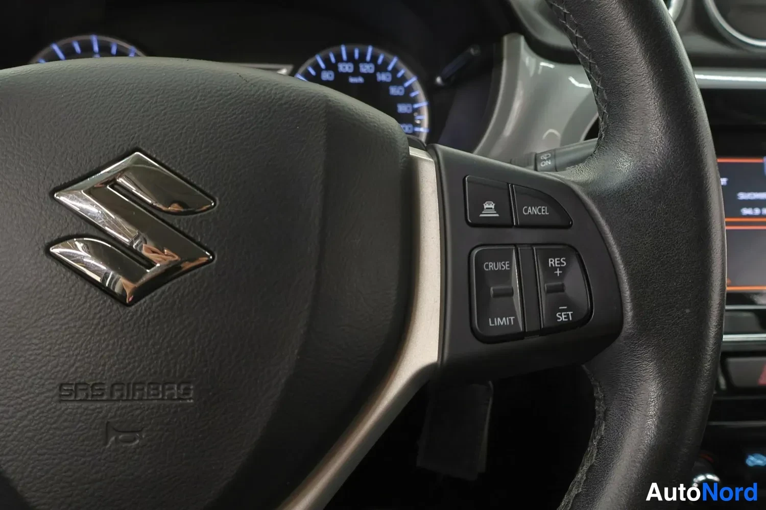 Yksityiskohta: Suzuki-ohjauspyörän oikea pöytä: risteysavustimen painike, CANCEL, CRUISE, LIMIT, RES+ ja SET -painikkeet (vakionopeudensäädin).