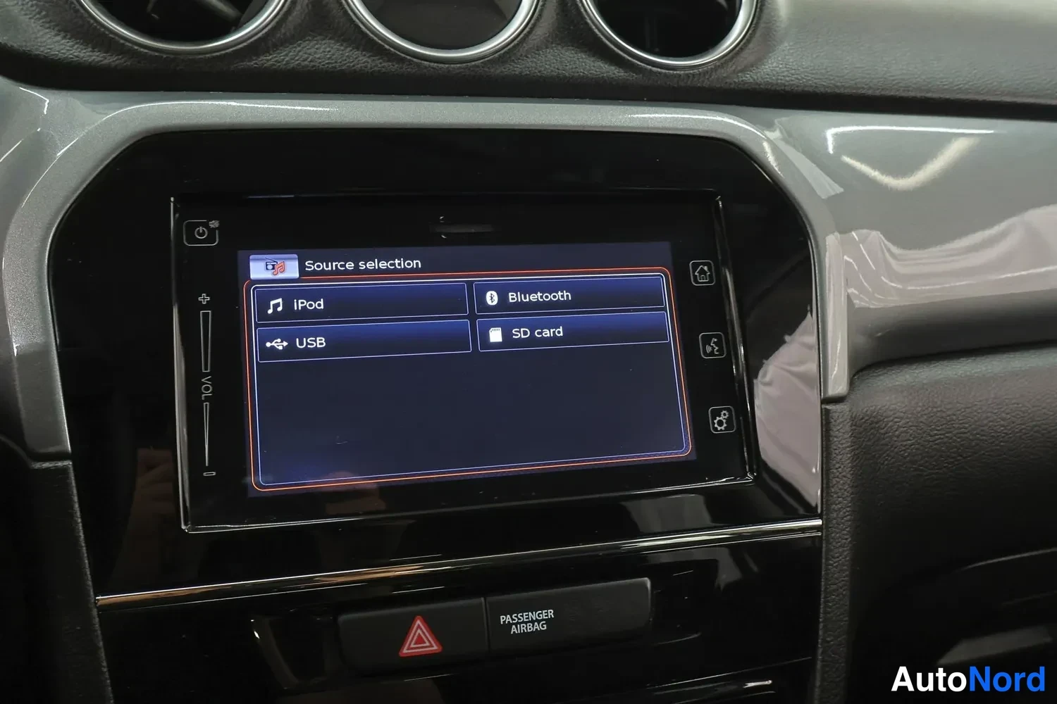 Yksityiskohta: Infotainment-järjestelmän lähdevalikko vaihtoehdoilla iPod, Bluetooth, USB ja SD card.