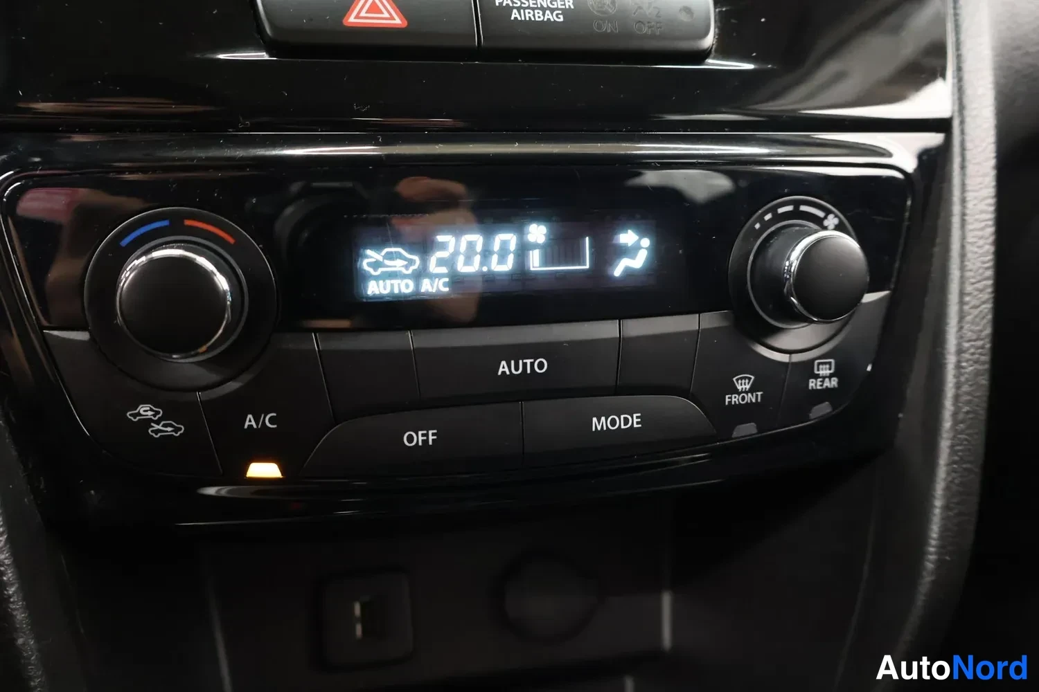Yksityiskohta: Ilmastointipaneeli näyttää 20,0 astetta ja AUTO A/C -tekstin, painikkeet OFF, MODE, FRONT ja REAR.