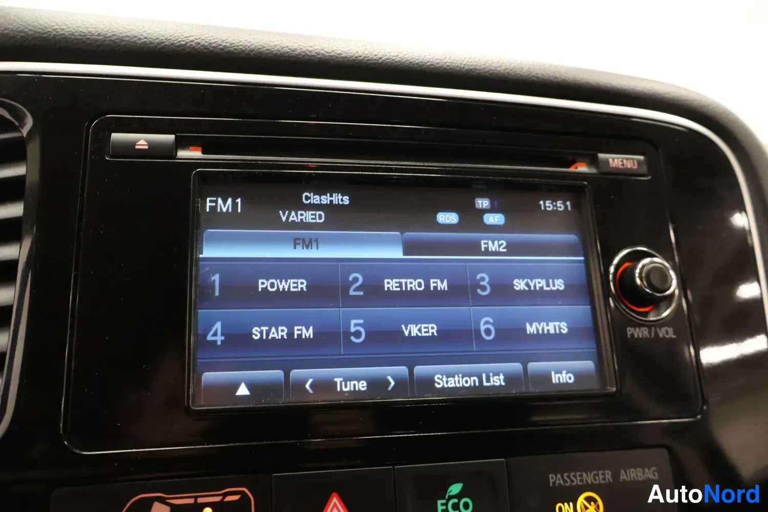 Muu: Autoinfo näyttää FM1 radiokanavalistaa: Power, Retro FM, Skyplus, Star FM, Viker, Myhits, aika 15:51.