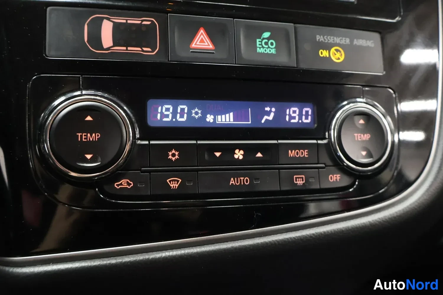 Muu: Ilmastointipaneeli kahdella TEMP-säätimellä, näytöllä 19,0 molemmin puolin, AUTO- ja MODE-painikkeet, ECO MODE- ja PASSENGER AIRBAT ON -merkinnät.