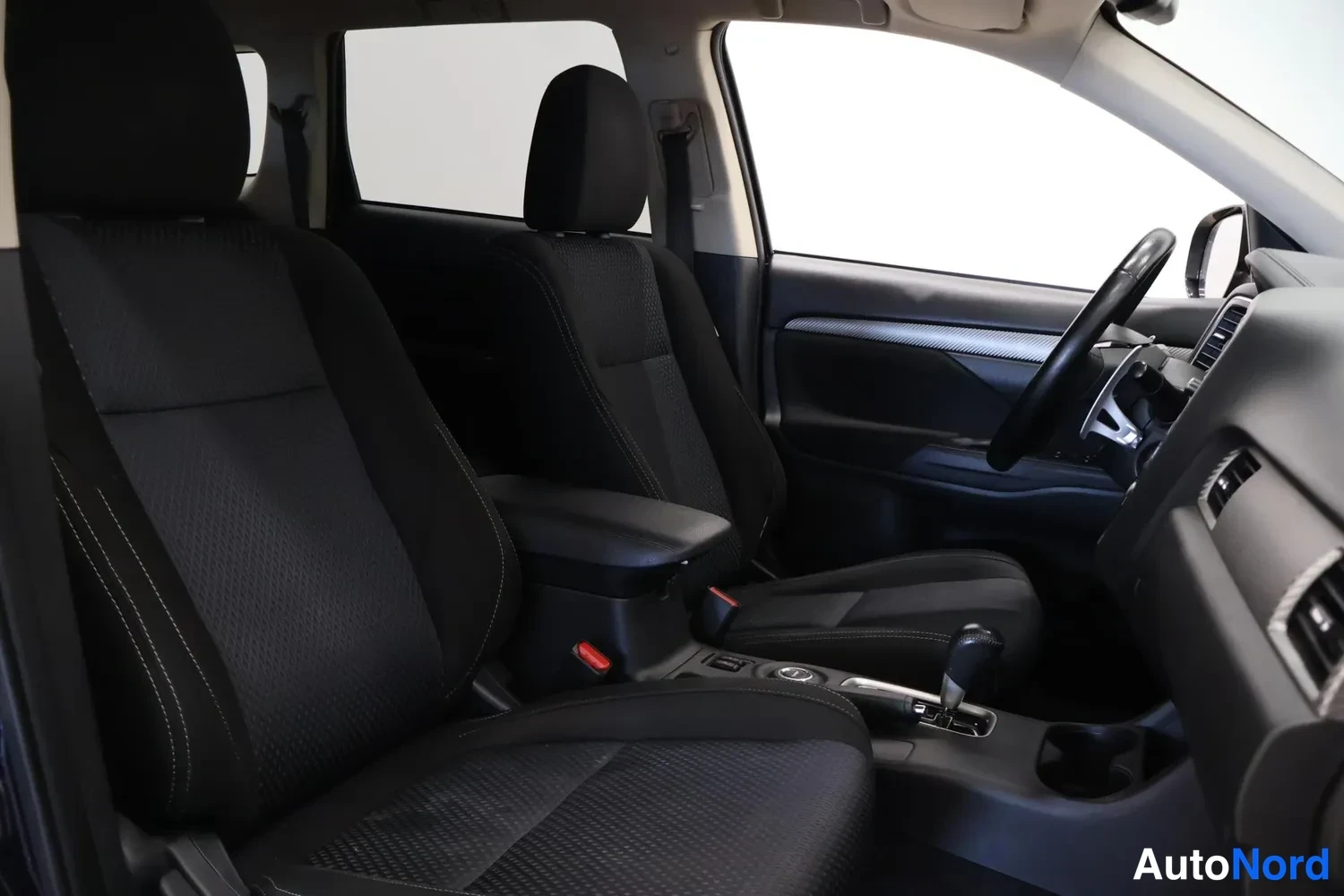 Muu: Auto etuhusrommistä nähty etuistuimet ja kojelauta, tekstiiliverhoillut istuimet ja automaattivaihteen valitsin näkyvät.