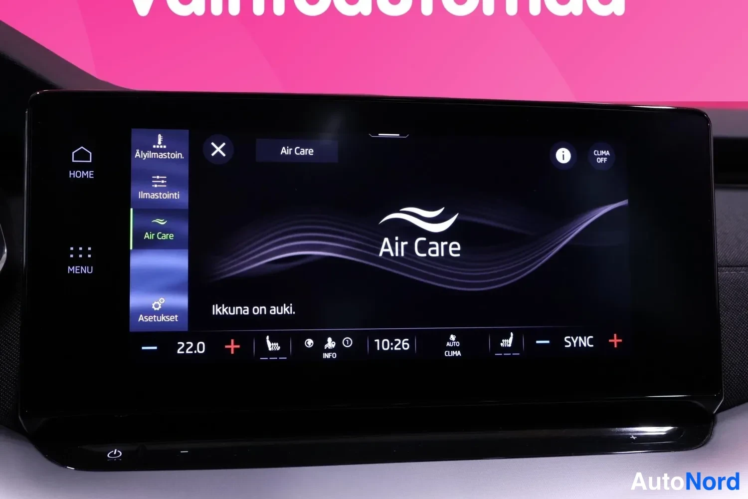 Muu: Keskikonsolin kosketusnäytön lähikuva, jossa on auki Air Care -ilmanpuhdistustoiminto ja teksti 'Ikkuna on auki'.