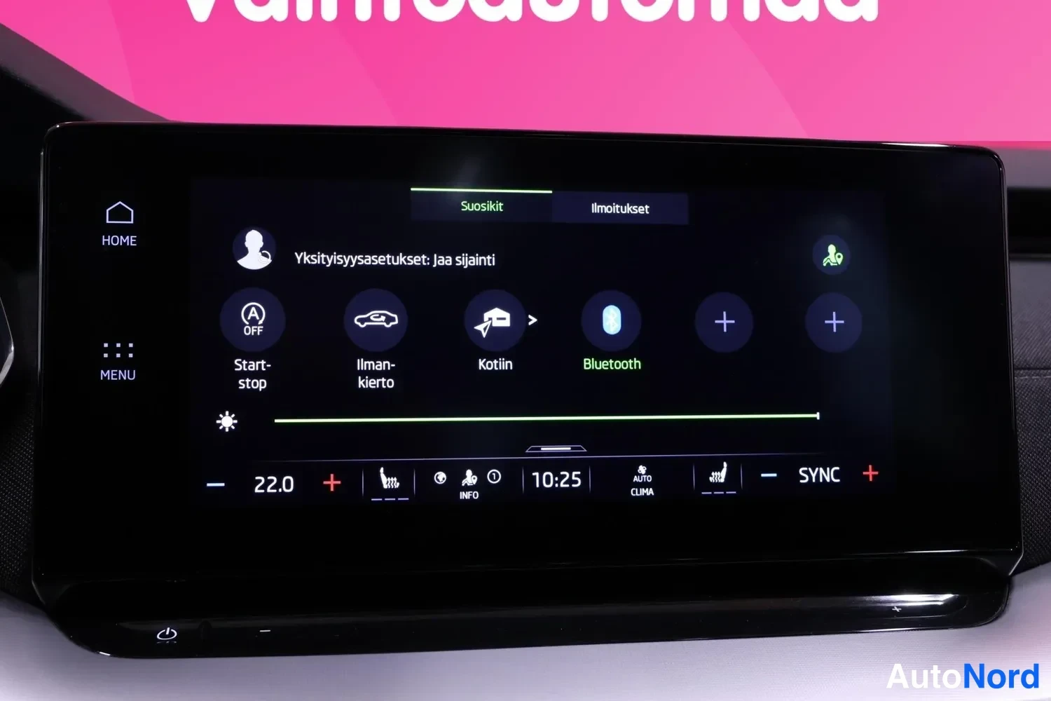 Muu: Keskikonsolin kosketusnäytön pikavalikko, jossa kohteet Start-stop, Ilmankierto, Kotiin ja Bluetooth.